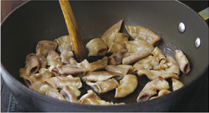 【食材包操作说明】干锅土豆溜肥肠的做法 步骤3