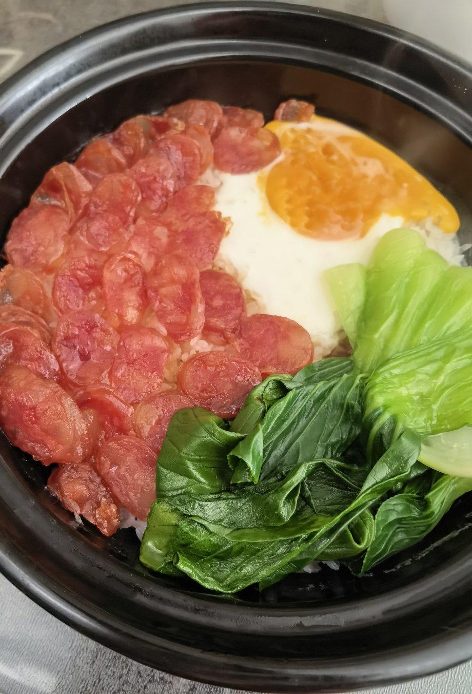 广式腊味煲仔饭