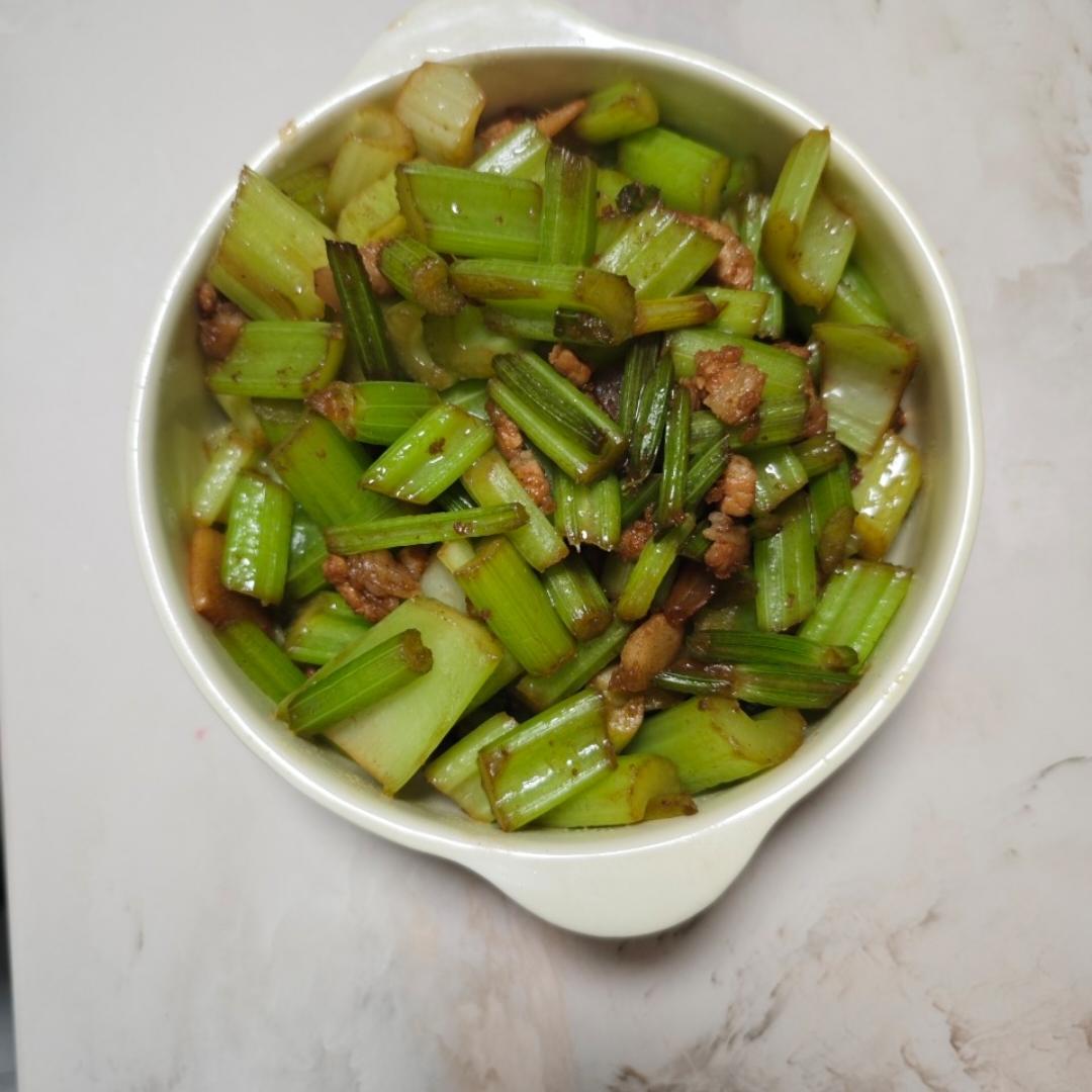 超级嫩的芹菜炒肉