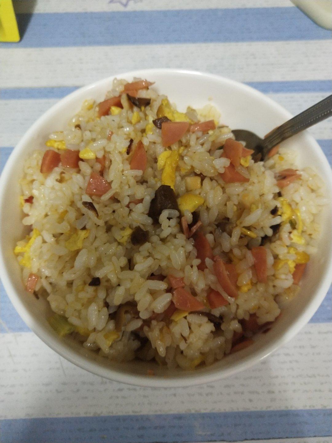 玉米胡萝卜火腿鸡蛋炒饭