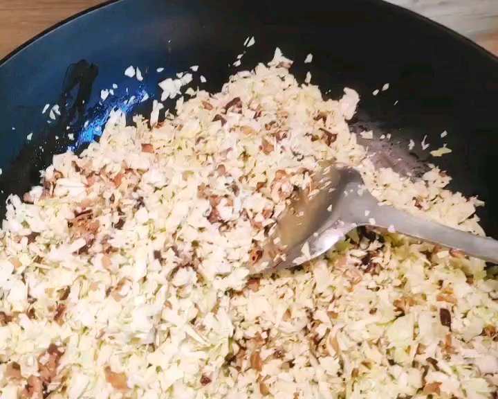 ❗香菇包菜猪肉馅包子❗简单好吃❗一次发面❗的做法 步骤2