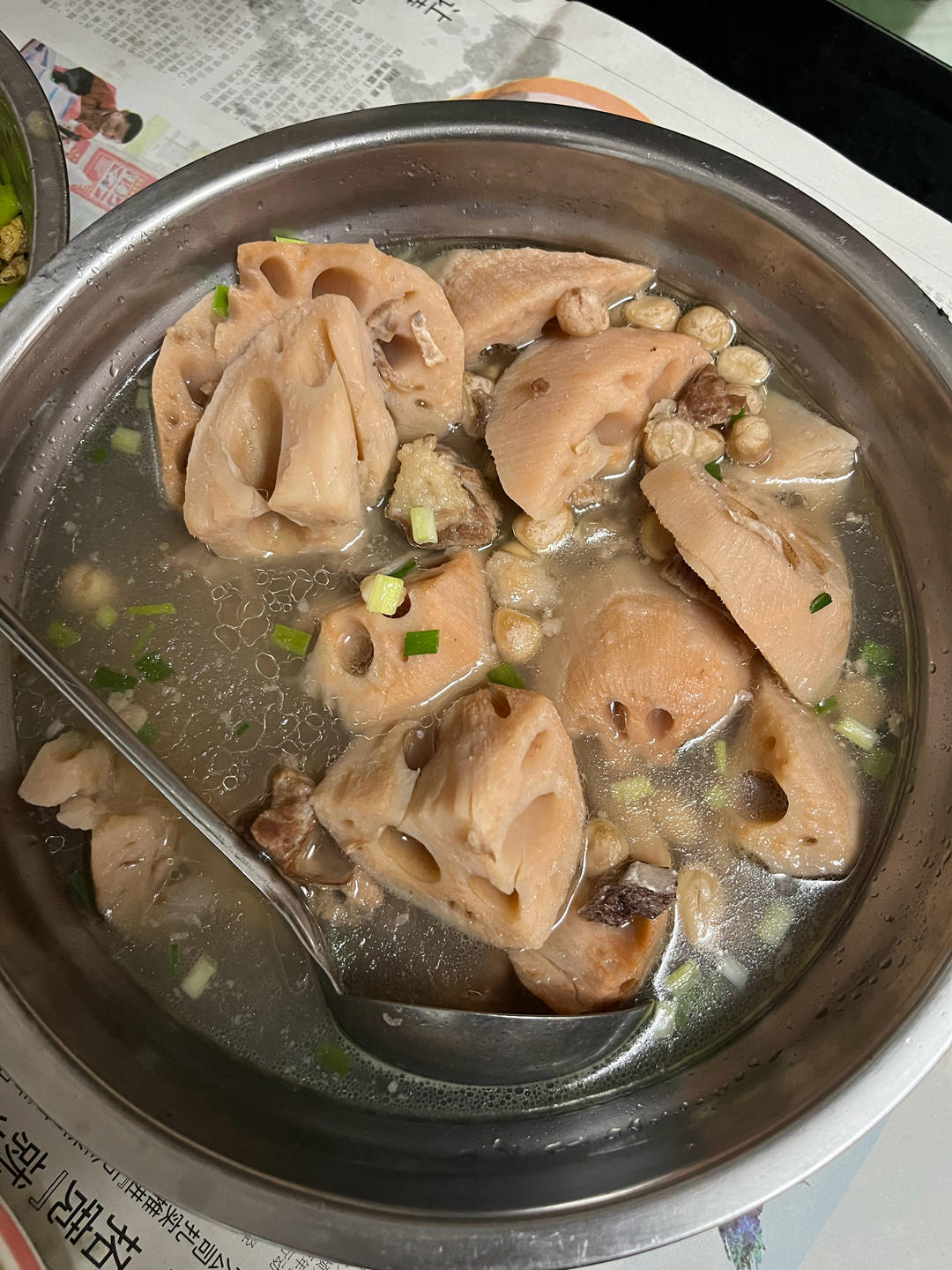 补血养颜清热汤｜红衣花生莲藕排骨汤/猪尾巴汤