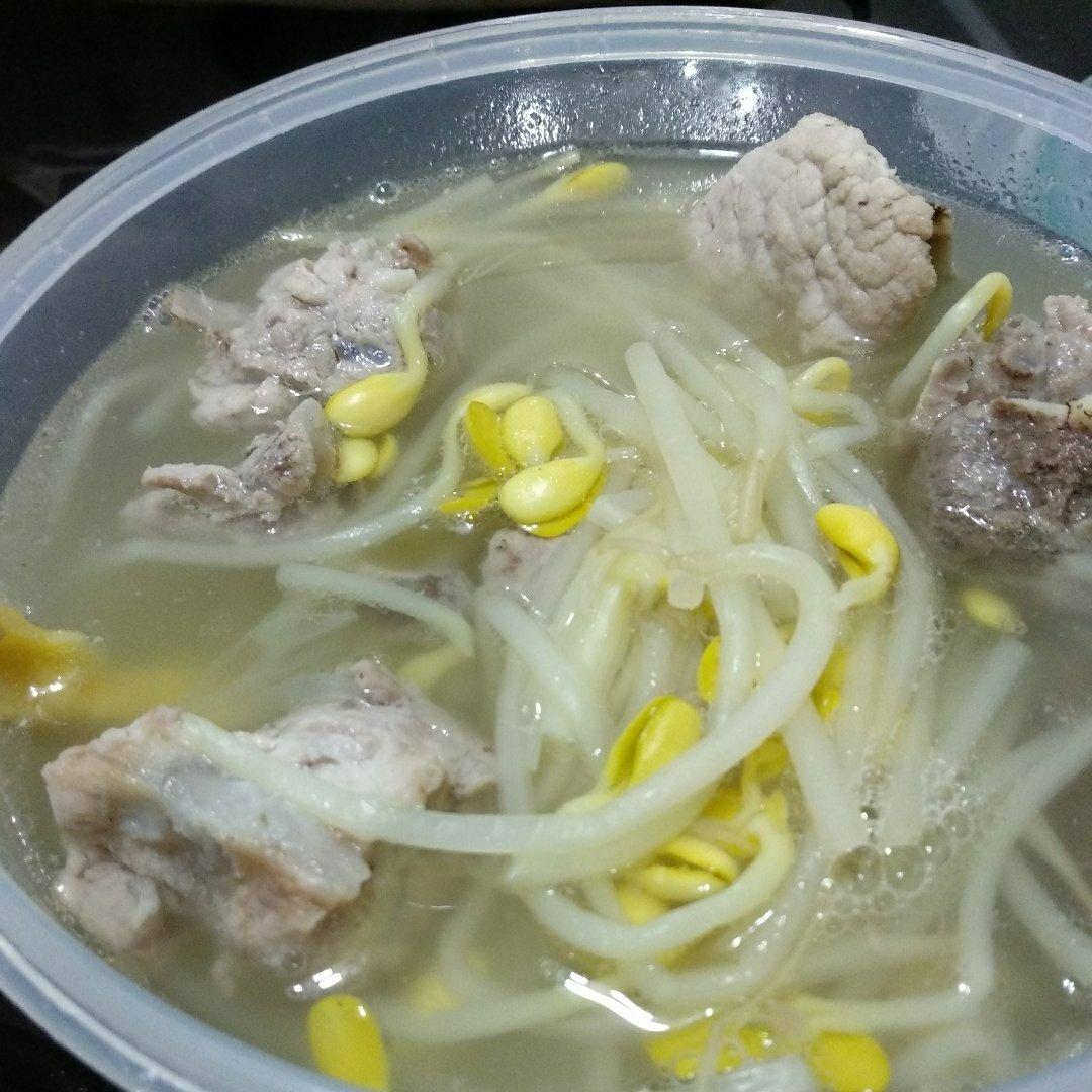 零黎尧做的黄豆芽排骨汤