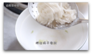 苏蒂宝宝餐：香菇荷兰豆焖面+虾皮紫菜蛋汤的做法 步骤9