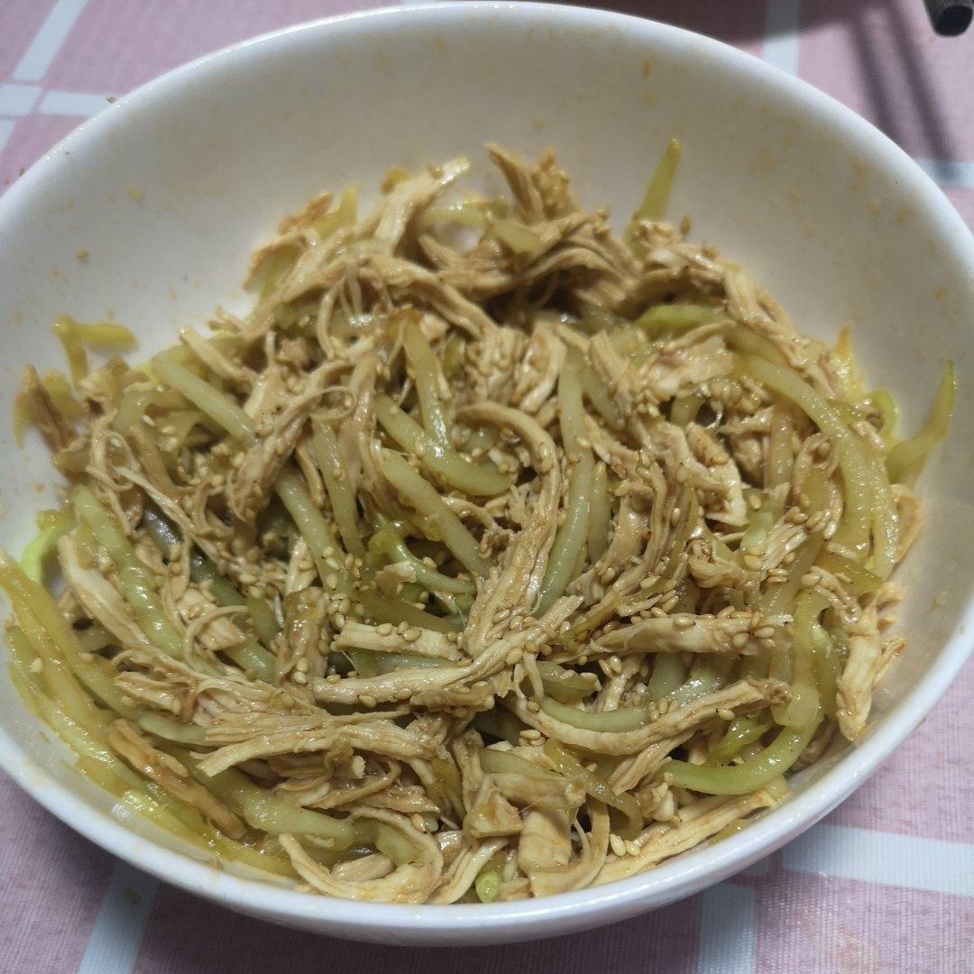 手撕麻辣鸡丝，麻麻辣辣的感觉很夏天