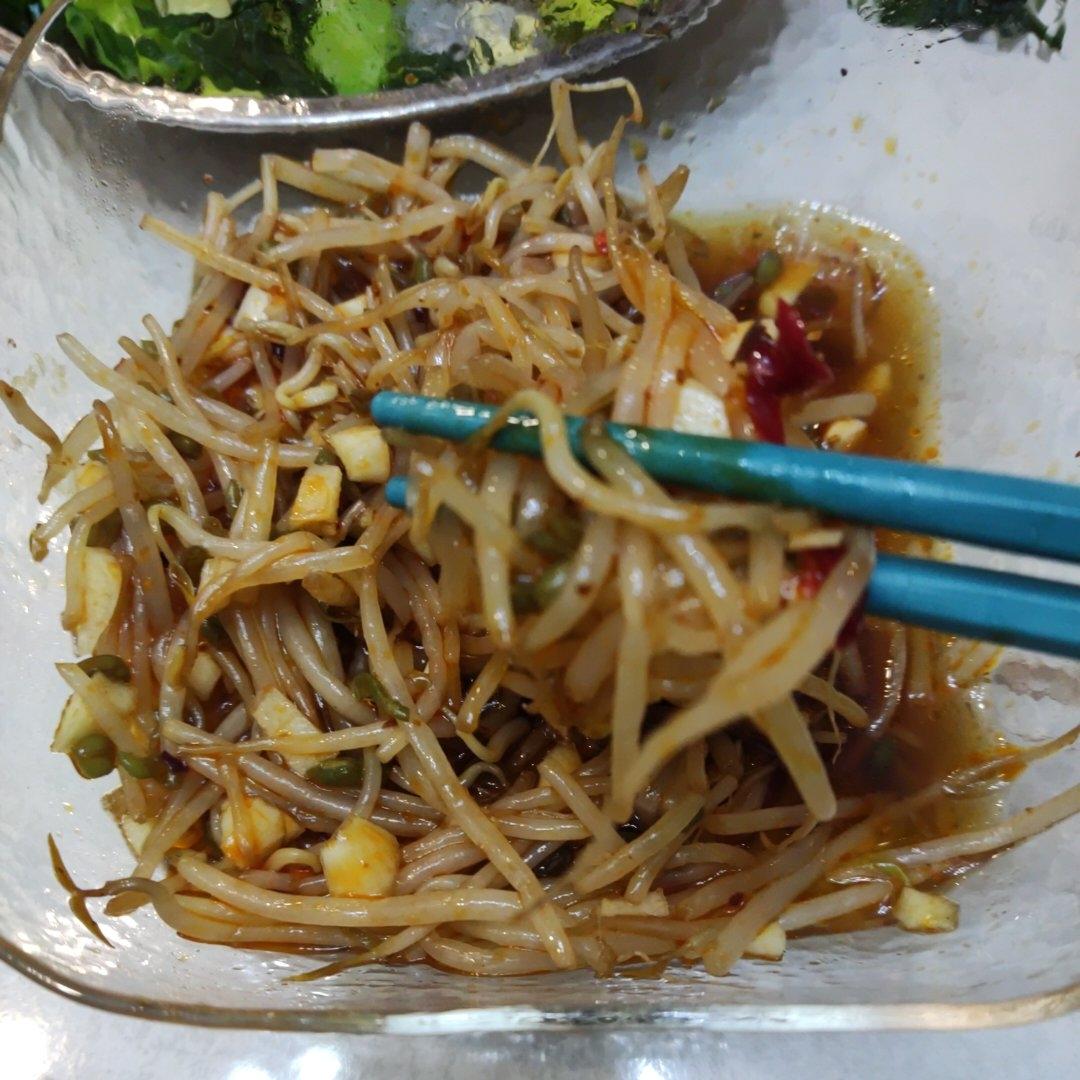 一上桌就会被哄抢光的，爽口凉拌菜豆芽粉丝