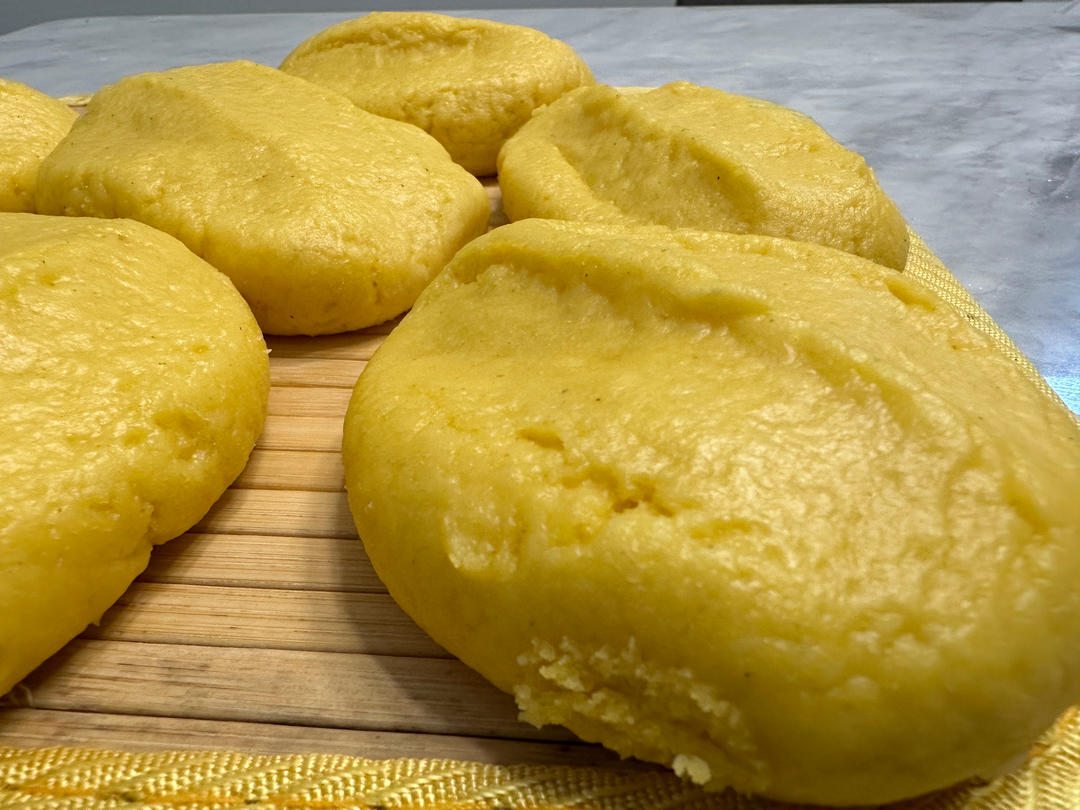 正宗农家玉米贴饼子（小时候的味道）