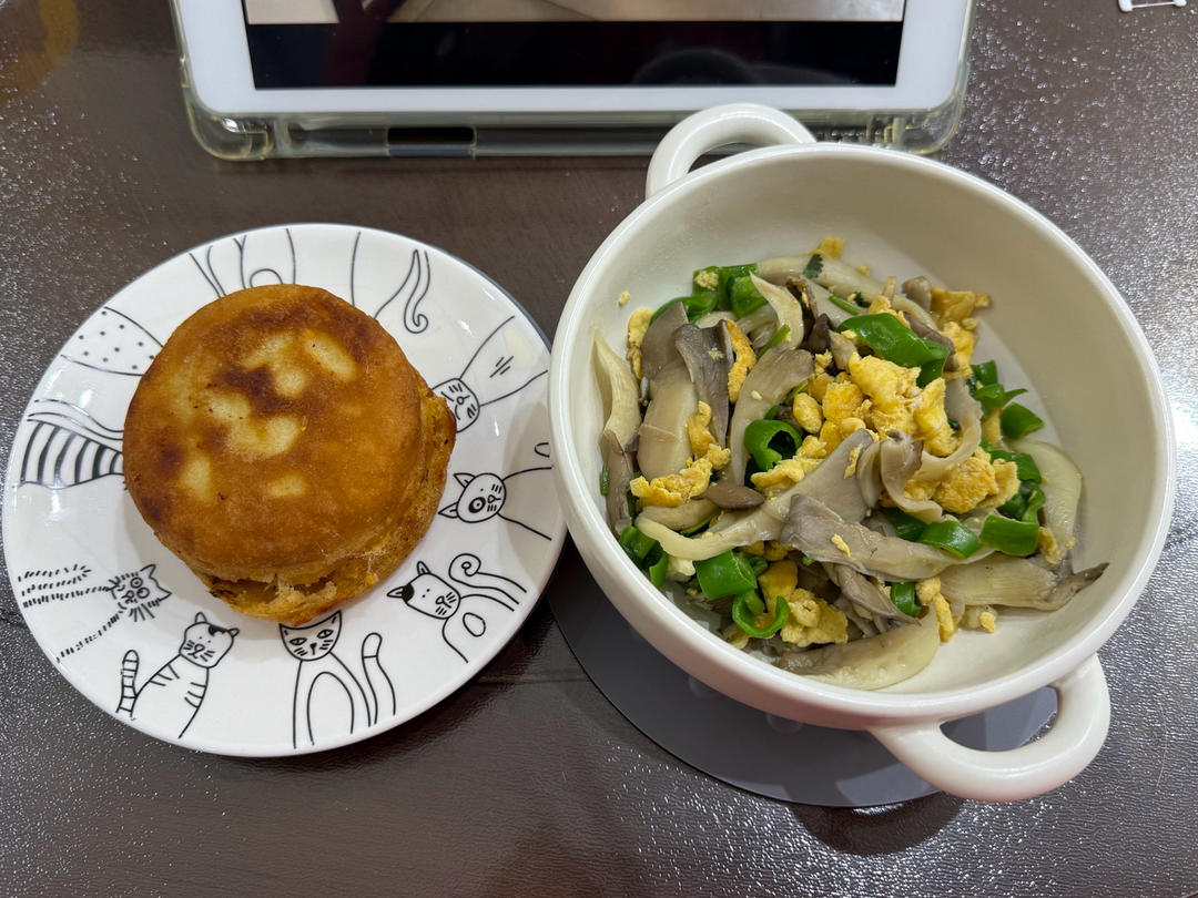 平菇青椒炒鸡蛋 好吃又营养的超快手家常菜