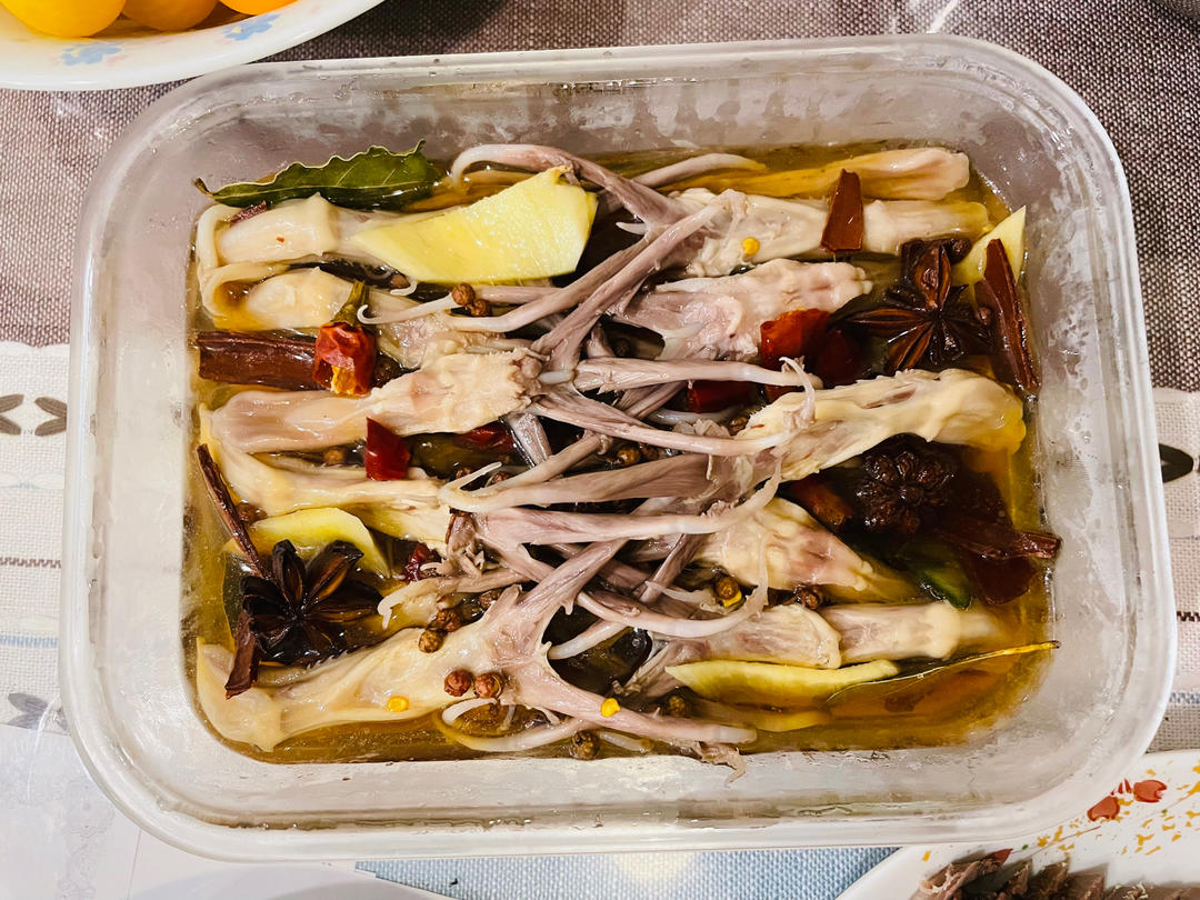极简酒糟卤鸭舌