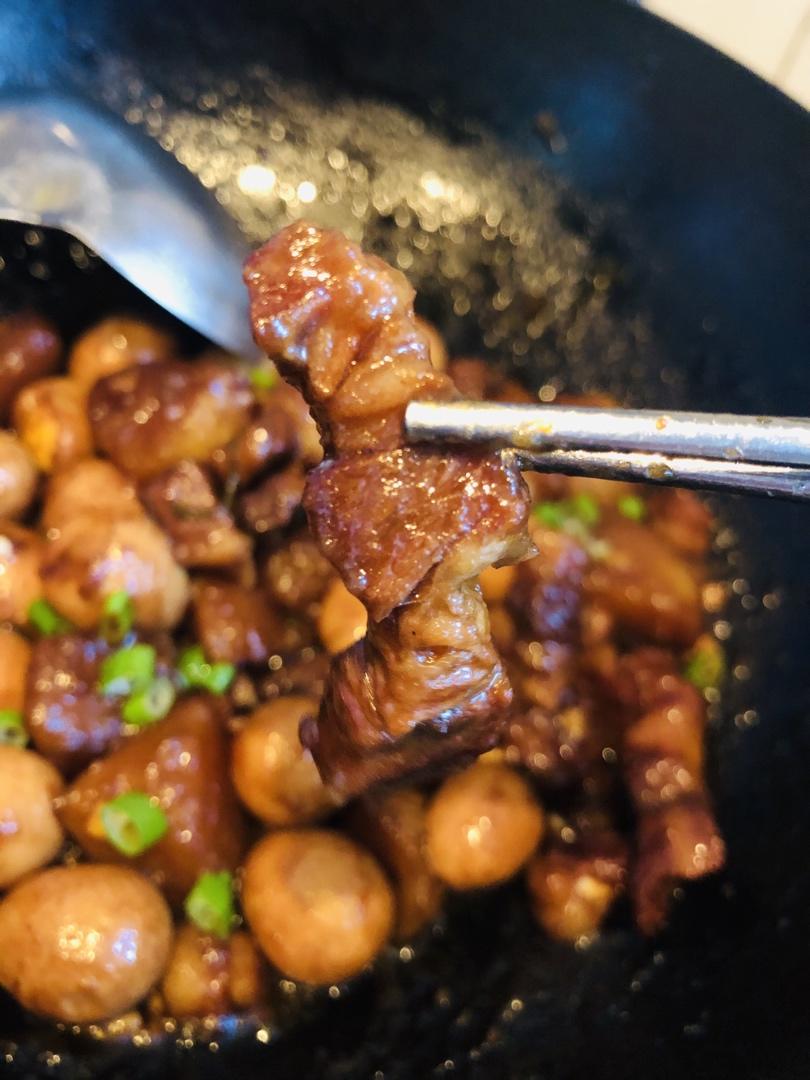 加了鹌鹑蛋后，这盘红烧肉，美味的逆天啦——鹌鹑蛋烧肉（孔瑶食谱）