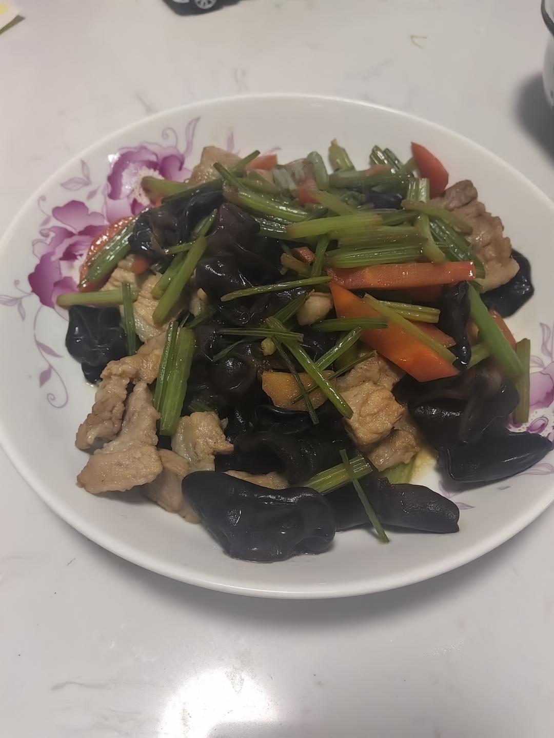 木耳芹菜胡萝卜炒肉