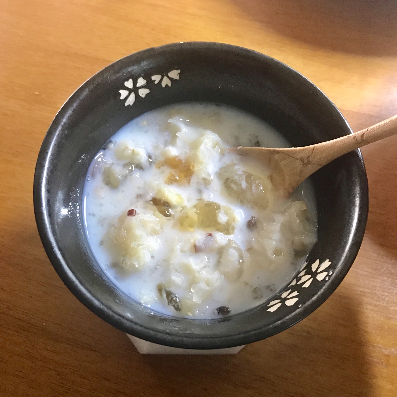 桃胶皂角米炖奶