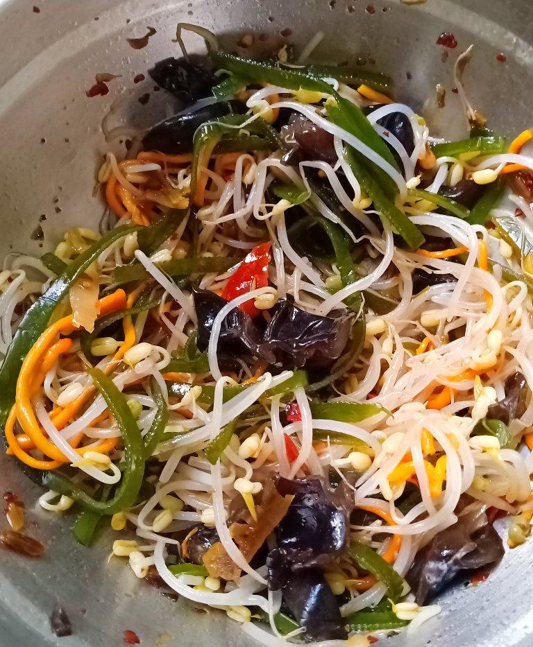 夏天必备减肥凉拌菜：酸辣麻虫草花海带丝绿豆芽木耳