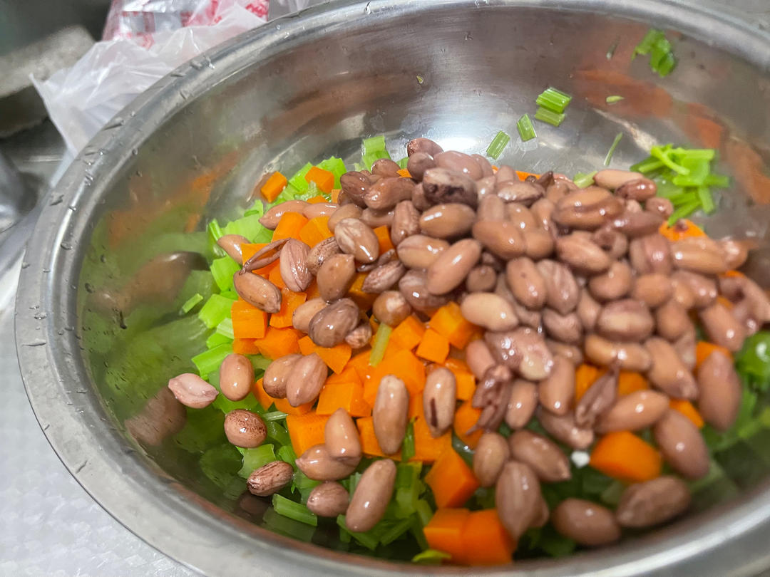 凉拌芹菜花生米胡萝卜