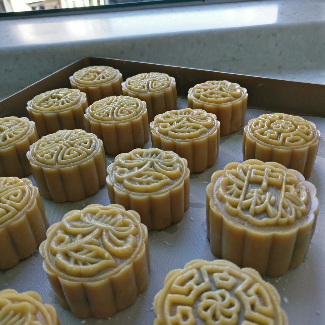 广式月饼—蛋黄芝麻月饼