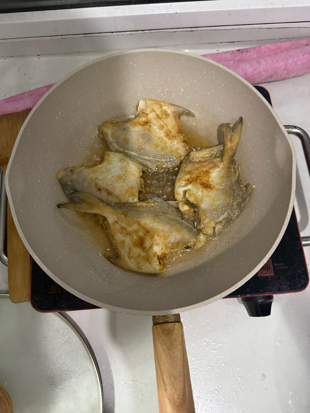 完美版干煎鲳鱼，皮不破、肉不碎、外香里嫩。