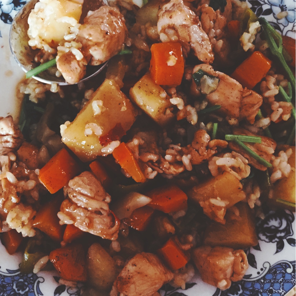 宫爆鸡丁煲仔饭