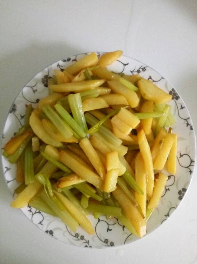 土豆炒芹菜