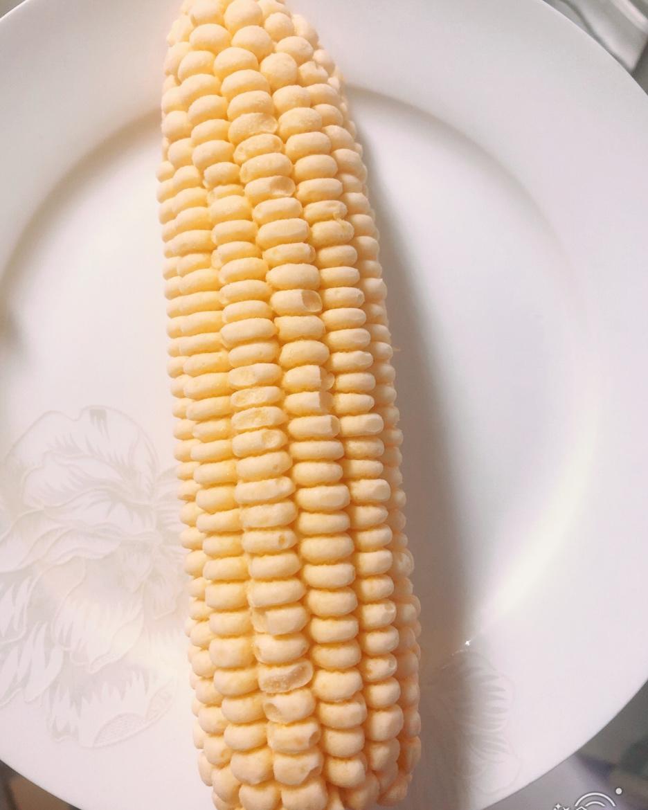 网红甜品芒果味玉米慕斯