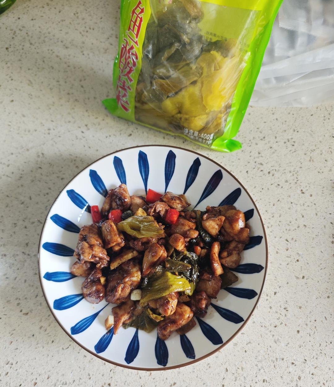 脆米鸡丁，普普通通的鸡腿肉遇上酸菜，你就投降吧