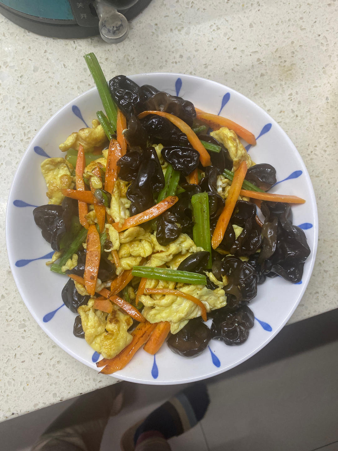 芹菜木耳炒蛋