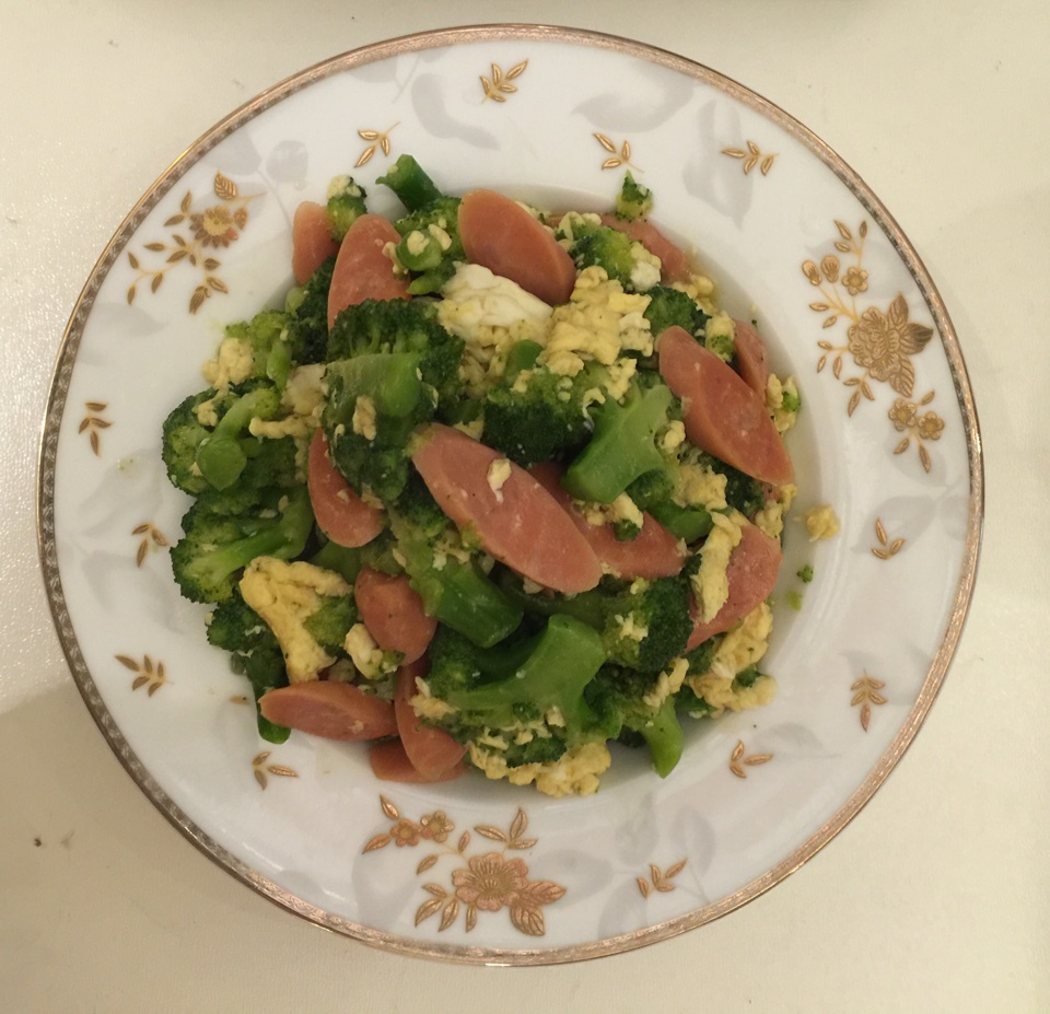 {☀快手晚餐☀}火腿肠滑蛋西兰花