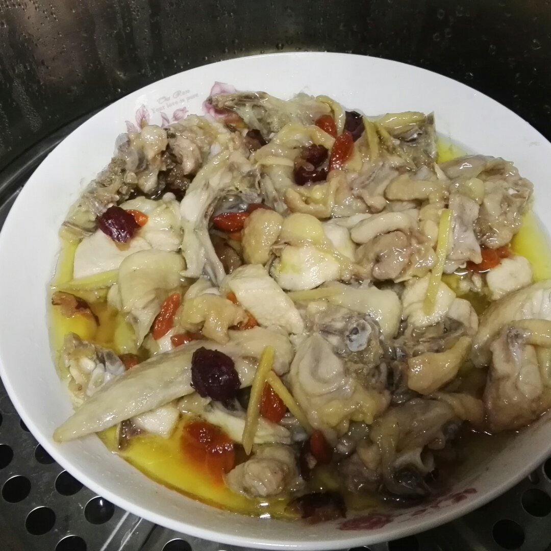 红枣杞子蒸滑鸡