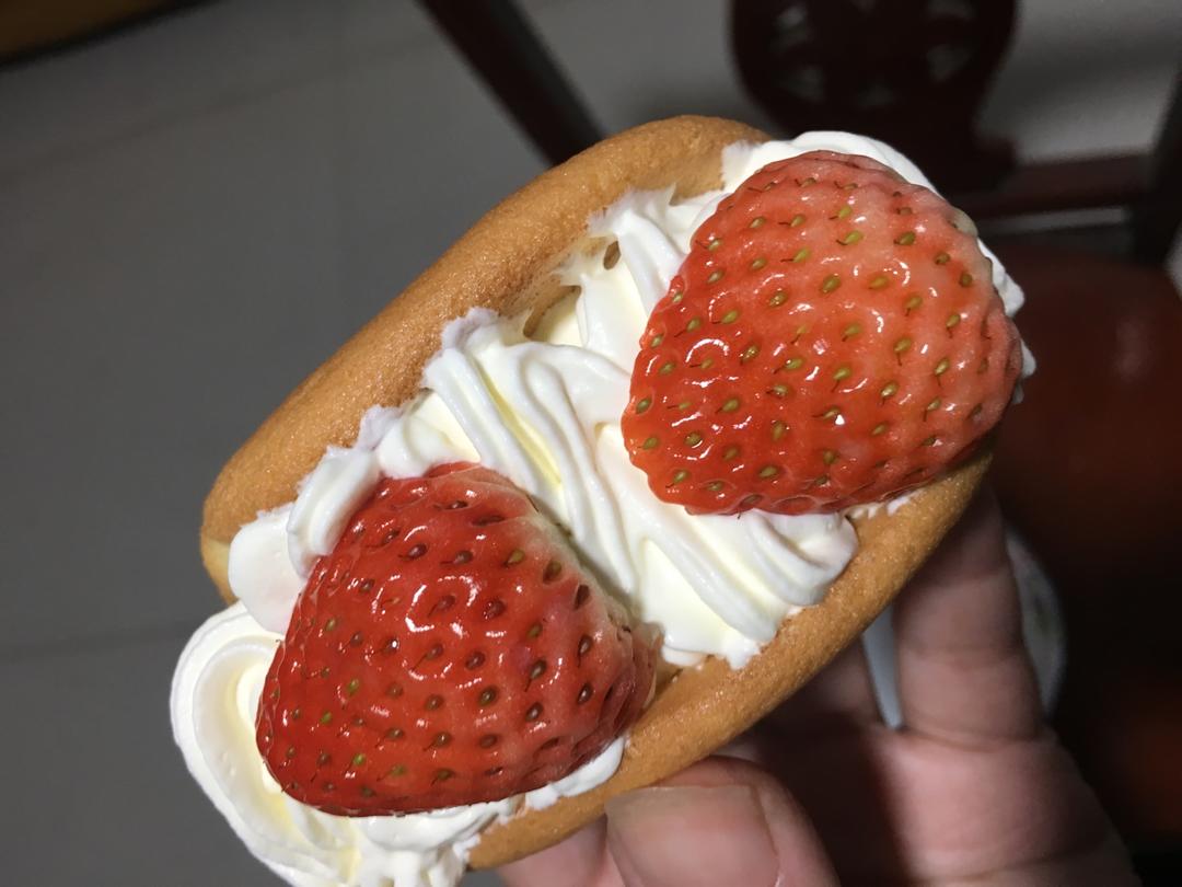 韩国最热门的甜品店Le Bread Lab的草莓蛋糕卷