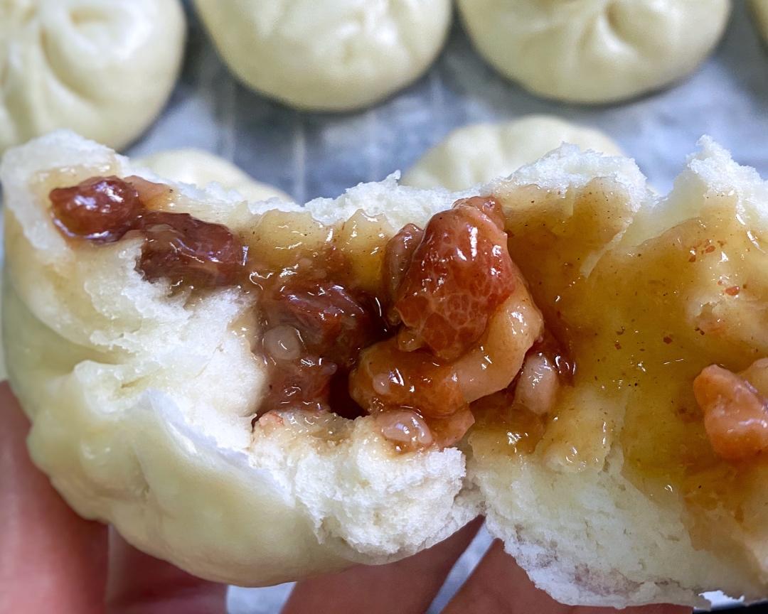 云朵般松软爆浆蜜汁叉烧包