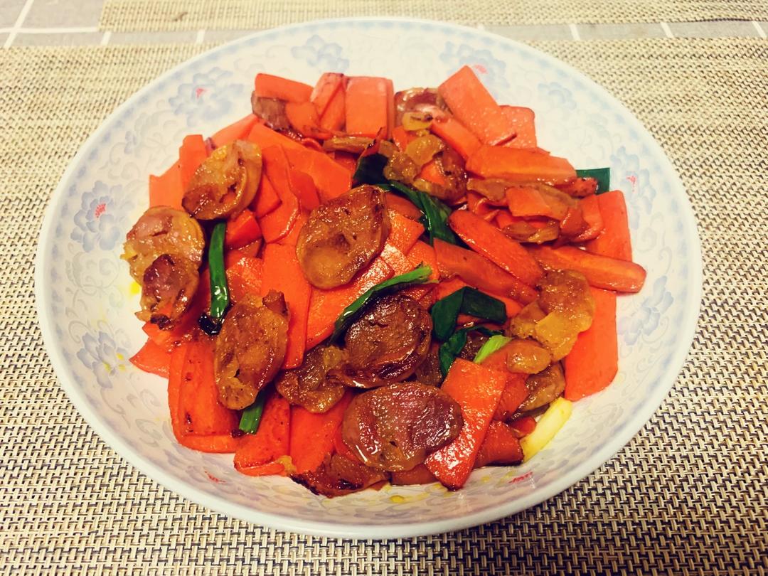 胡萝卜蒜苗炒腊肠