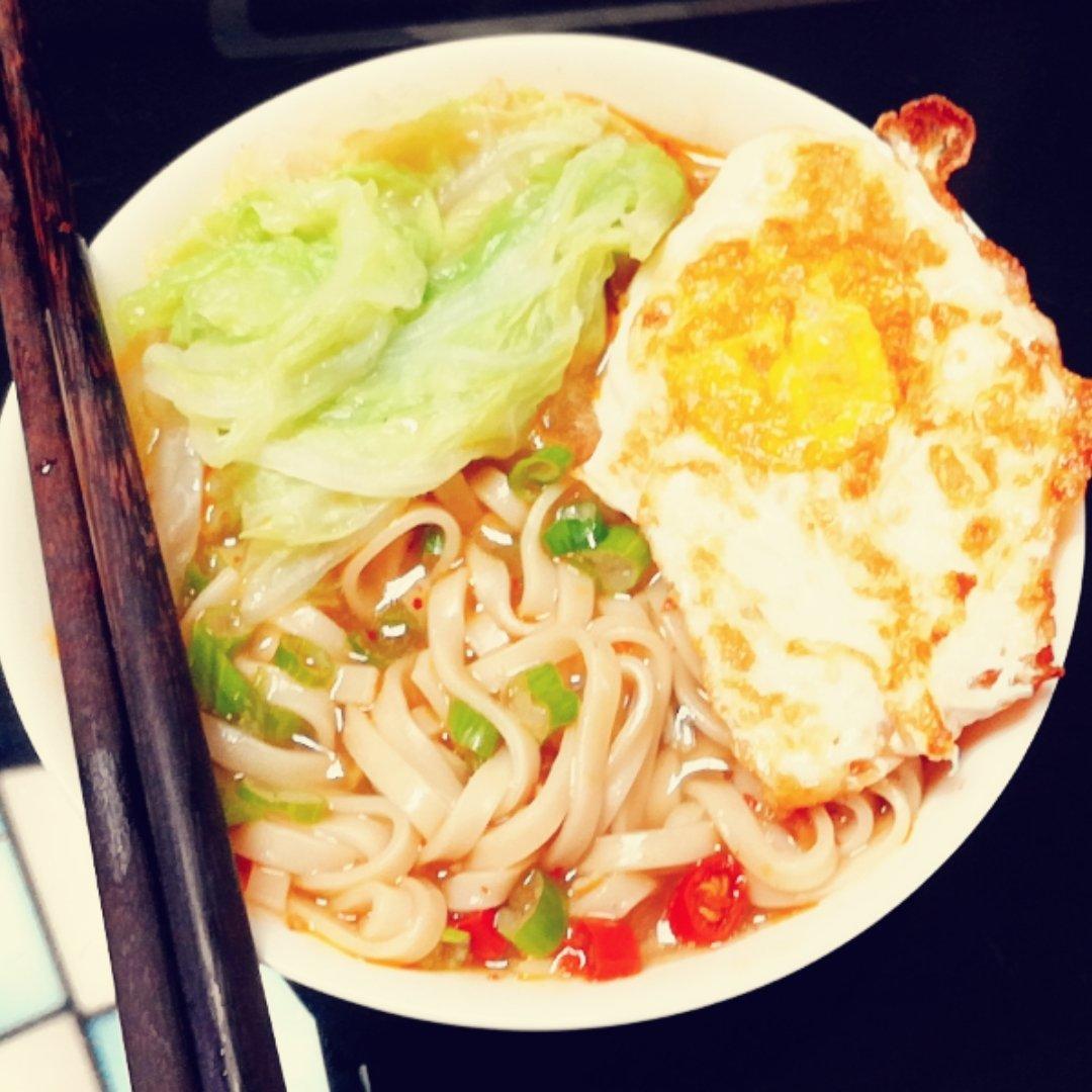 一碗清汤面 🍜 —— 秋日里的治愈系