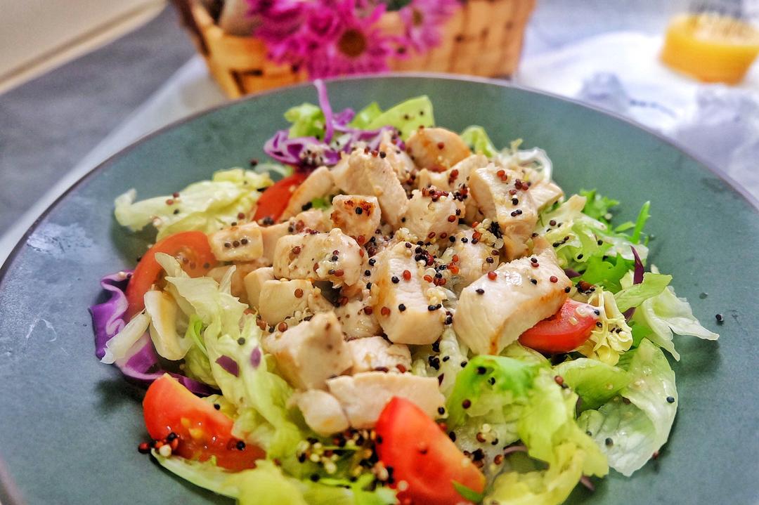 藜麦鸡胸肉沙拉