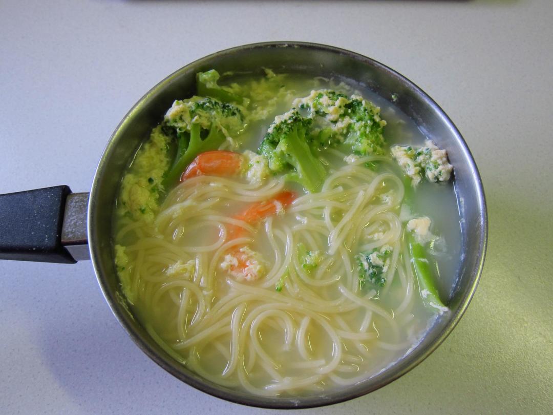 西兰花鲜虾面的做法