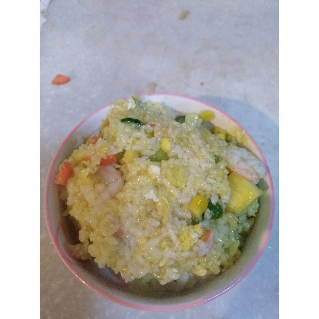 配料丰富的菠萝炒饭