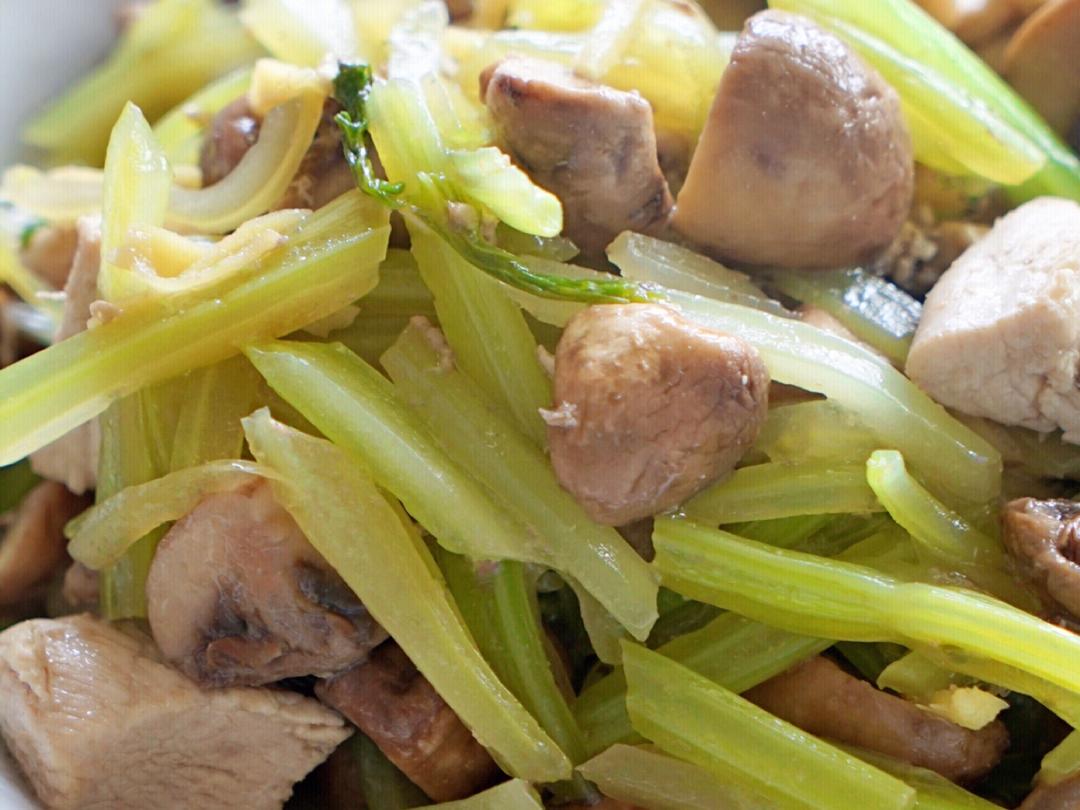 鸡胸肉炒西芹香菇的做法