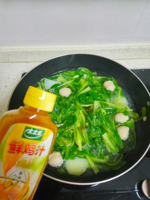 鸡毛菜丸子土豆汤，太太乐鲜鸡汁快手菜的做法 步骤4