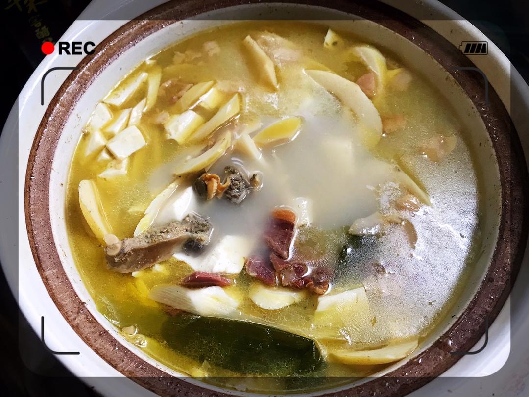 河蚌咸肉春笋豆腐汤