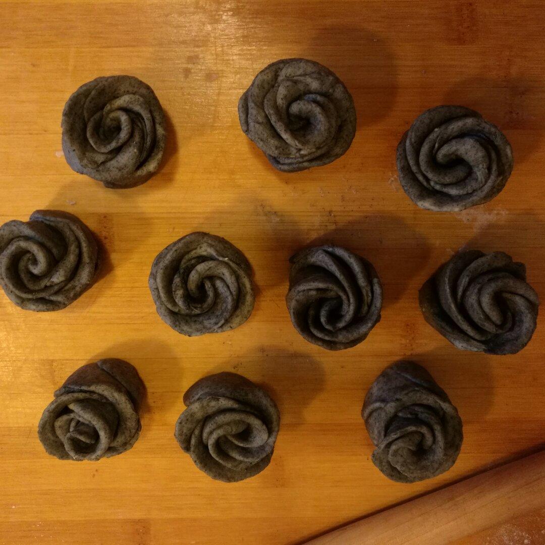 牛奶黑芝麻玫瑰馒头