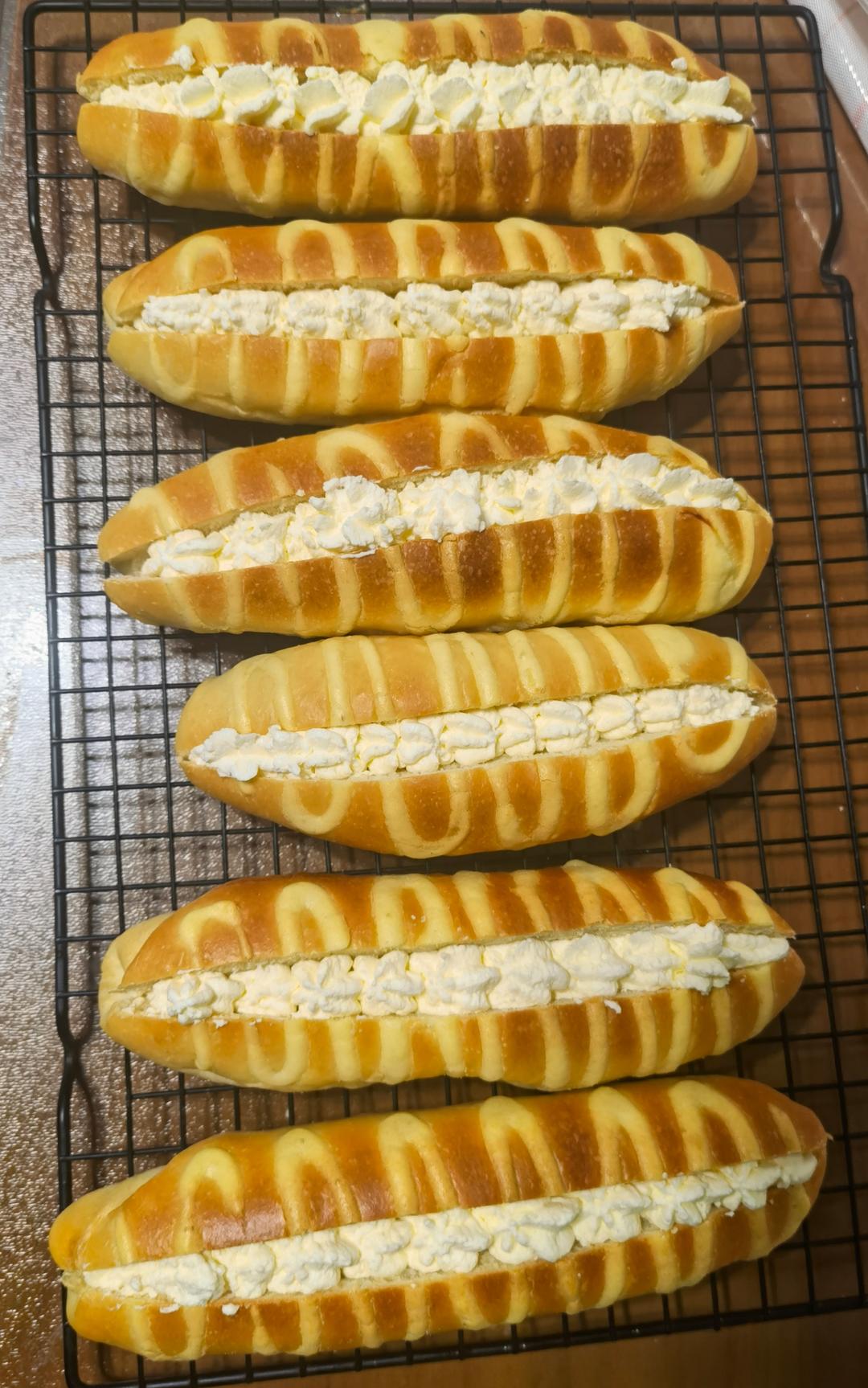 鲜奶油毛毛虫面包
