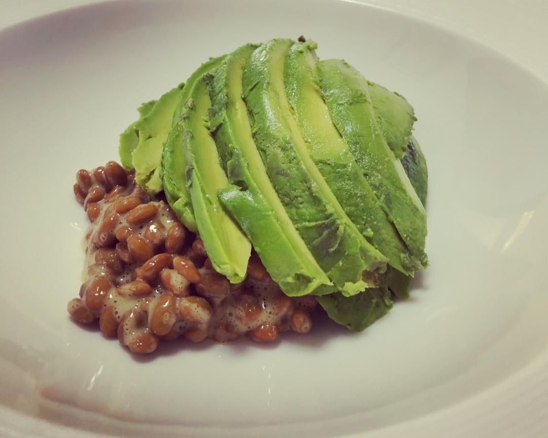 超健康的食物：纳豆牛油果