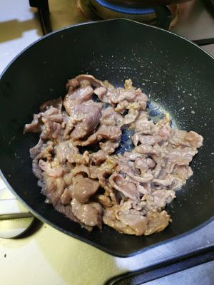 超下饭的牛肉片炒蘑菇的做法 步骤5