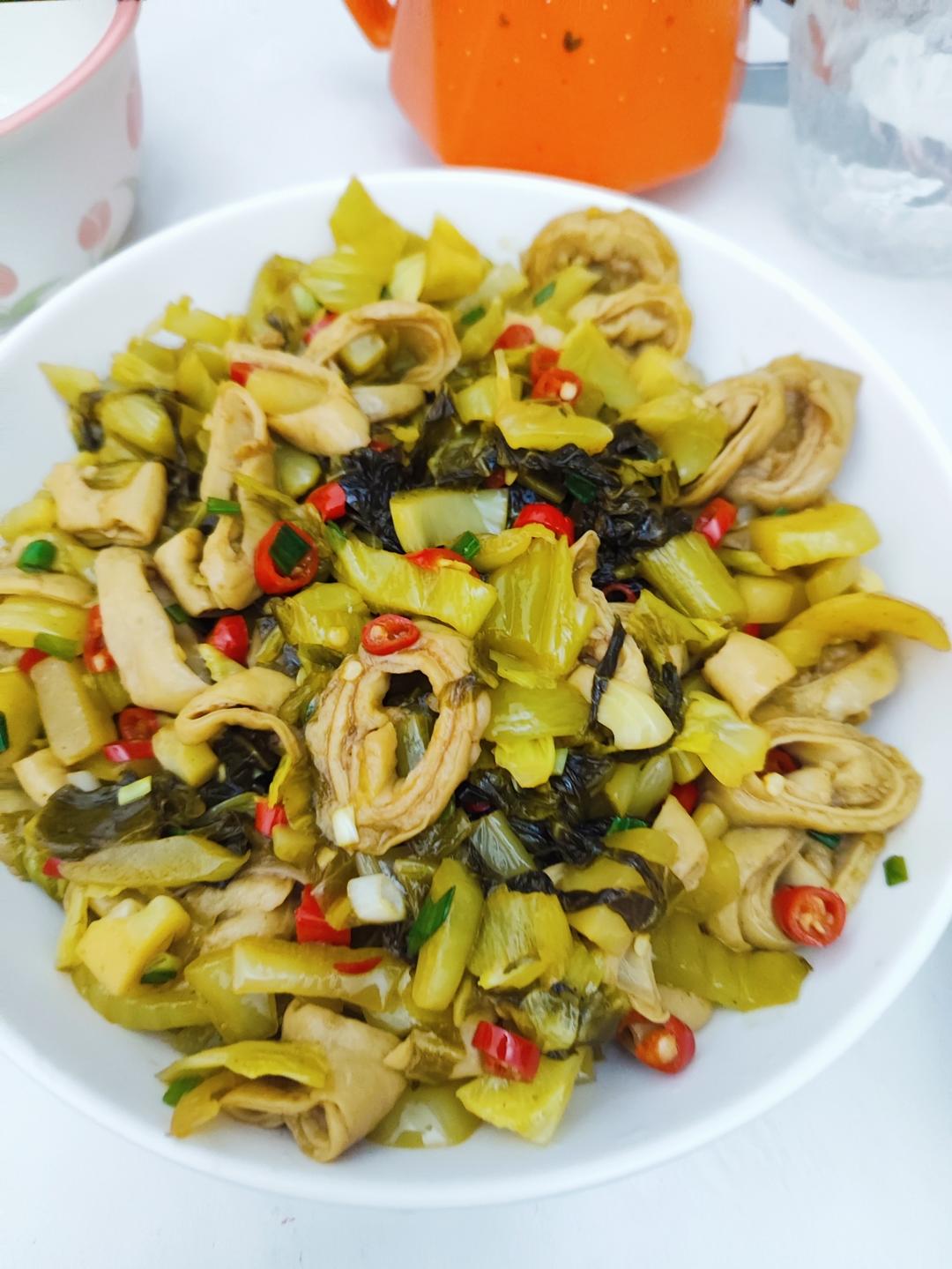 你们要的酸菜炒肥肠教程来了，好吃巨下饭！