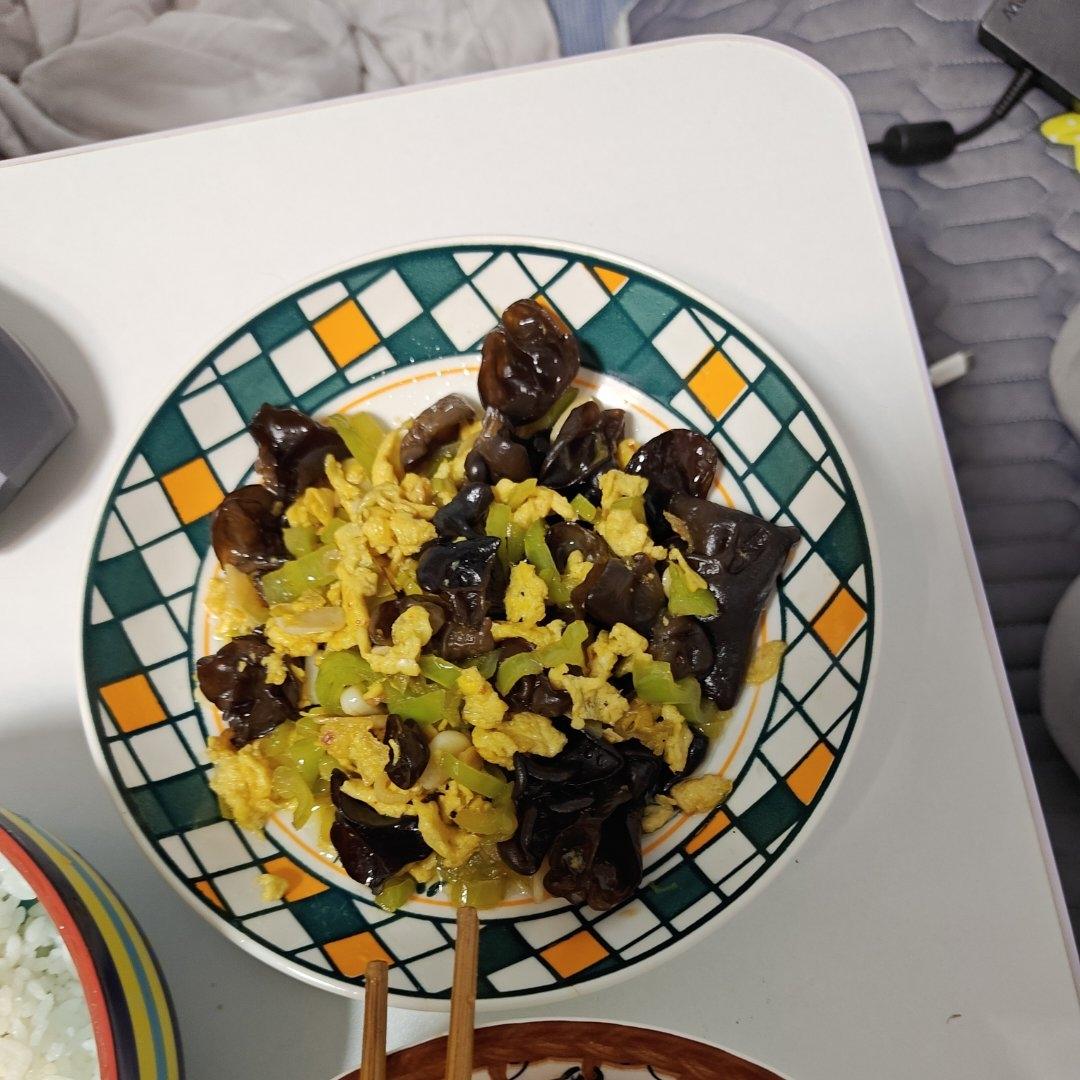 黑木耳青椒炒鸡蛋（营养又下饭）