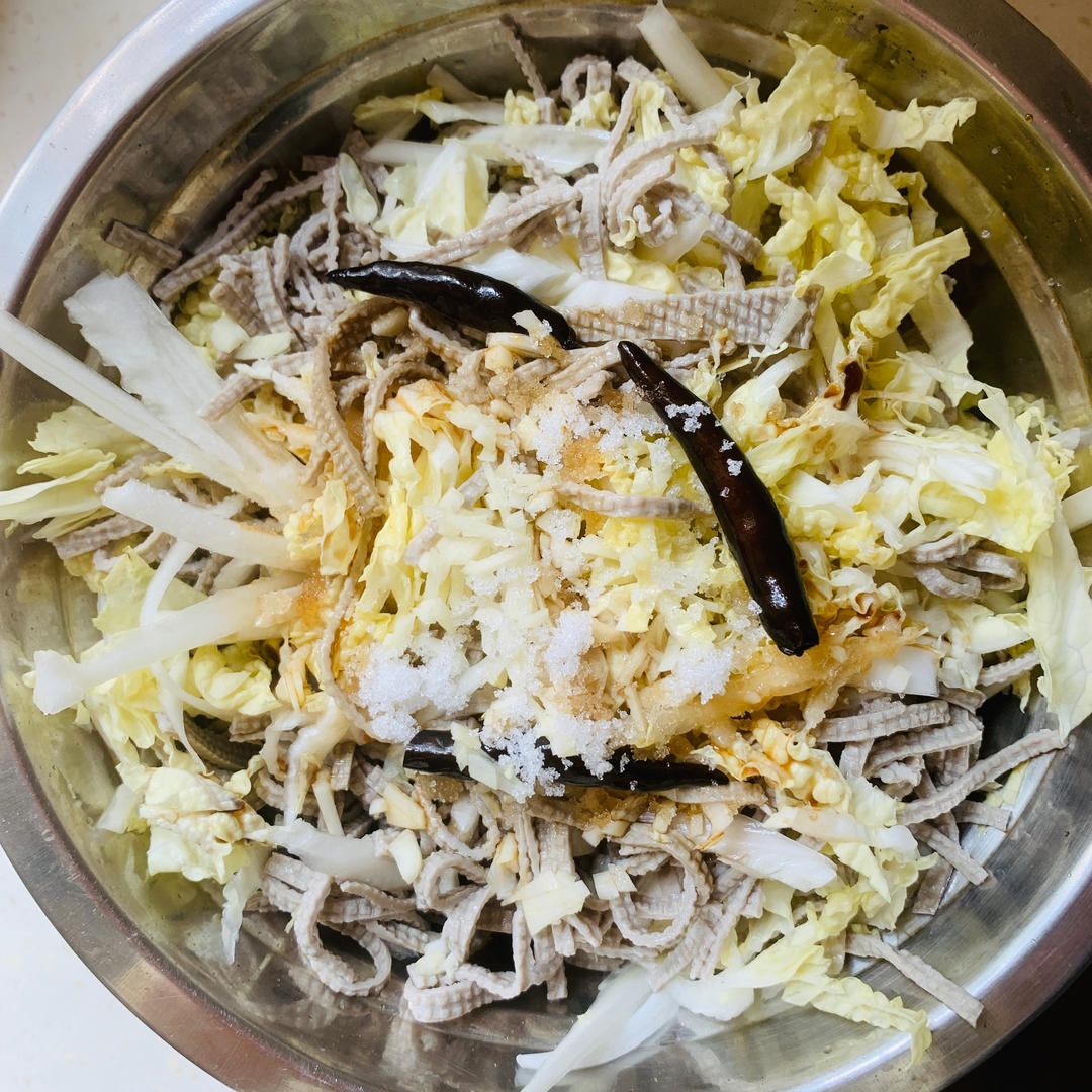 凉拌白菜干豆腐丝  
东北家常凉菜