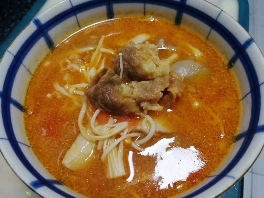 番茄金针菇肥牛锅 鲜到眉毛掉