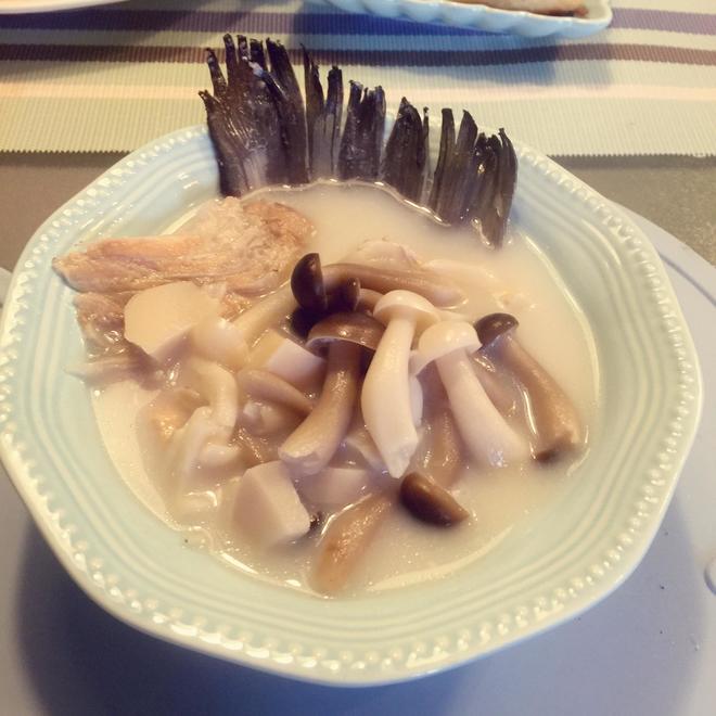 三文鱼骨菌菇汤的做法