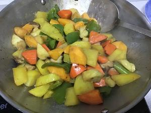 素食· 极品地三鲜(土豆青椒茄子香菇红薯胡萝卜芋头)的做法 步骤4