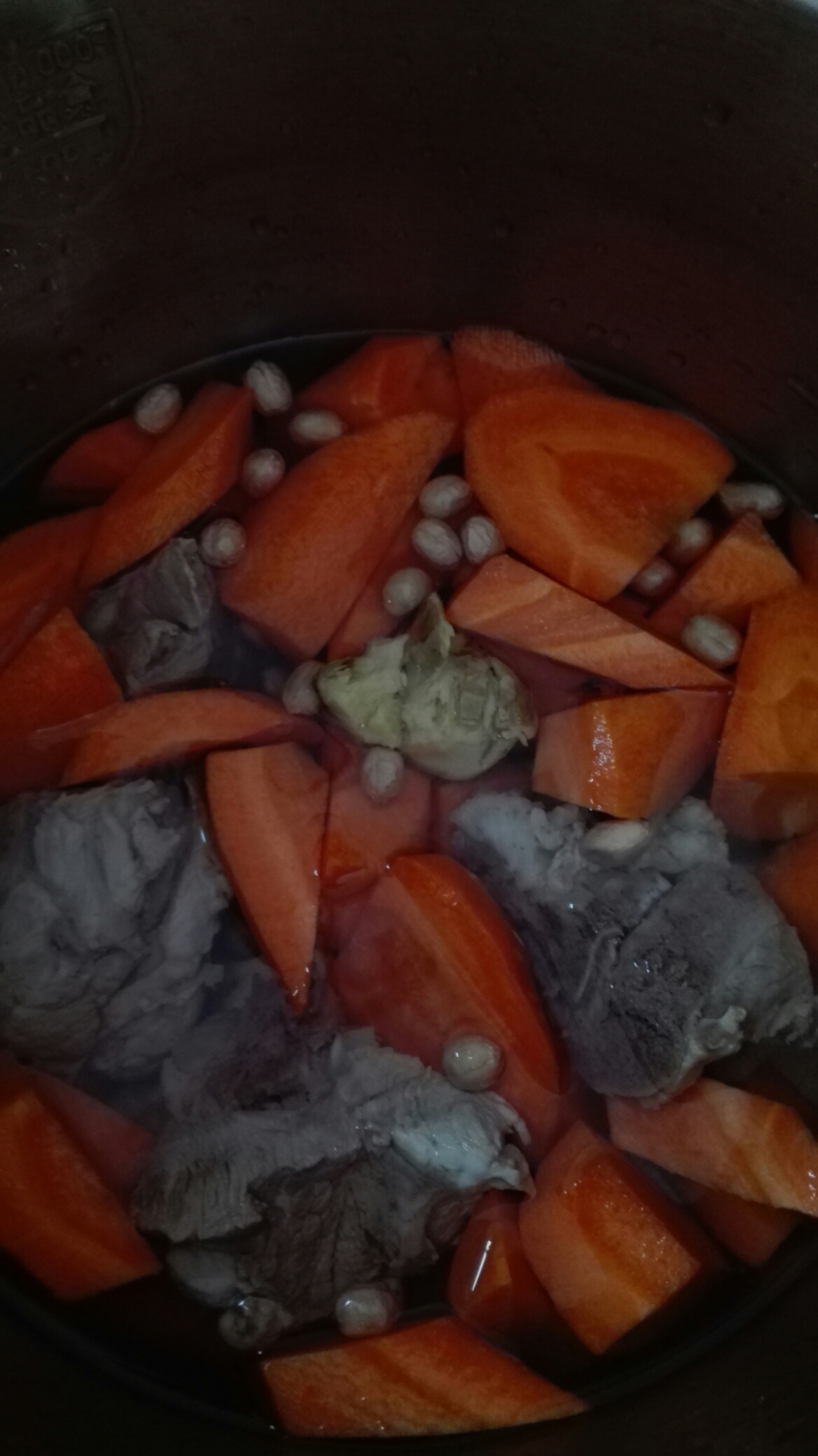 红萝卜猪🐷骨汤的做法