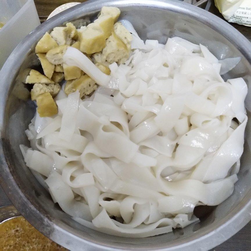 实验了四种免洗凉皮做法，报告总结如下