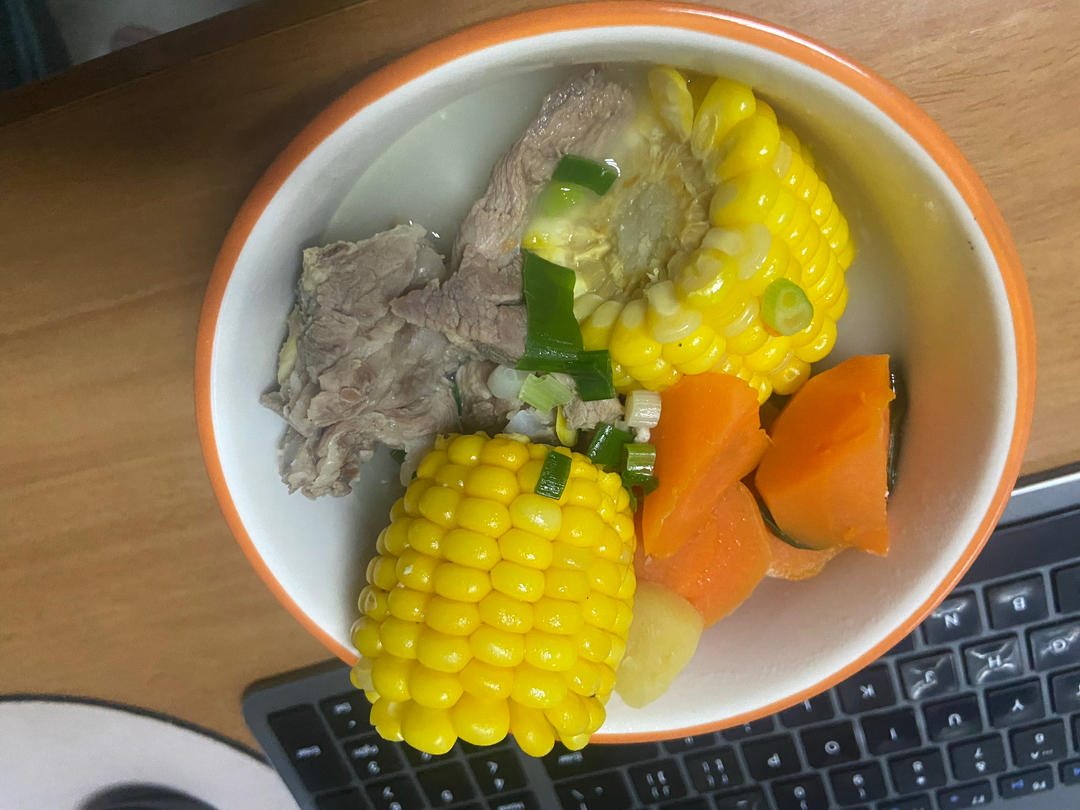 滋补养生 —— 玉米胡萝卜清炖排骨汤🌽